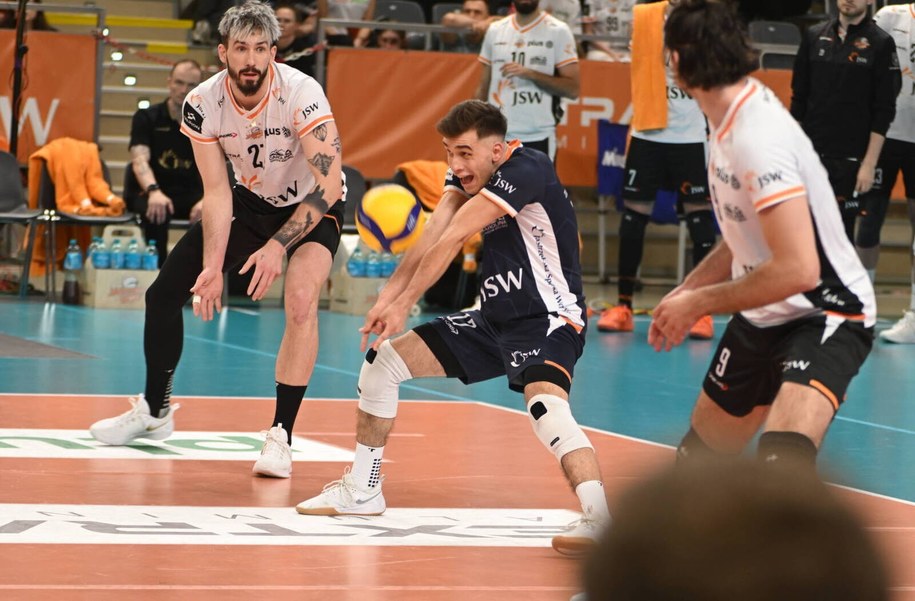 Jakub Jurczyk (w środku, przyjmuje piłkę) podczas meczu JSW Jastrzębskiego Węgla z PGE Projektem Warszawa /plusliga.pl /Materiały prasowe