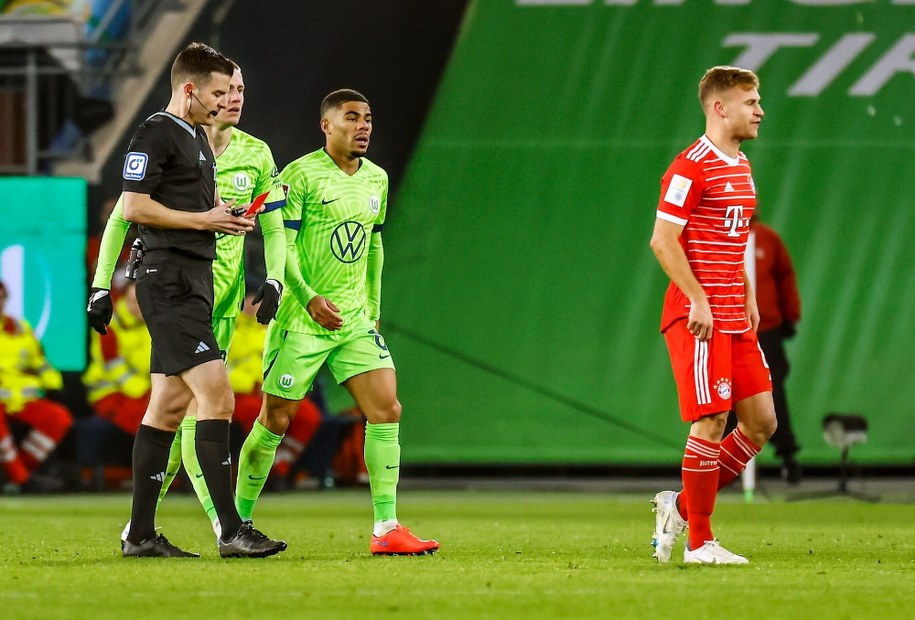 Jakub Kamiński (z prawej) zdobył bramkę, ale jego Wolfsburg przegrał u siebie z liderem Bayernem Monachium 2:4 /HANNIBAL HANSCHKE /PAP/EPA