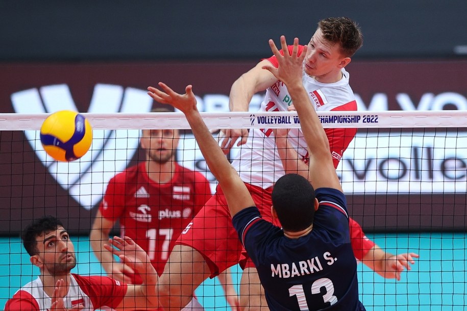 Jakub Kochanowski i Selim Mbareki z Tunezji podczas meczu 1/8 finału mistrzostw świata siatkarzy w Gliwicach /	Łukasz Gągulski /PAP