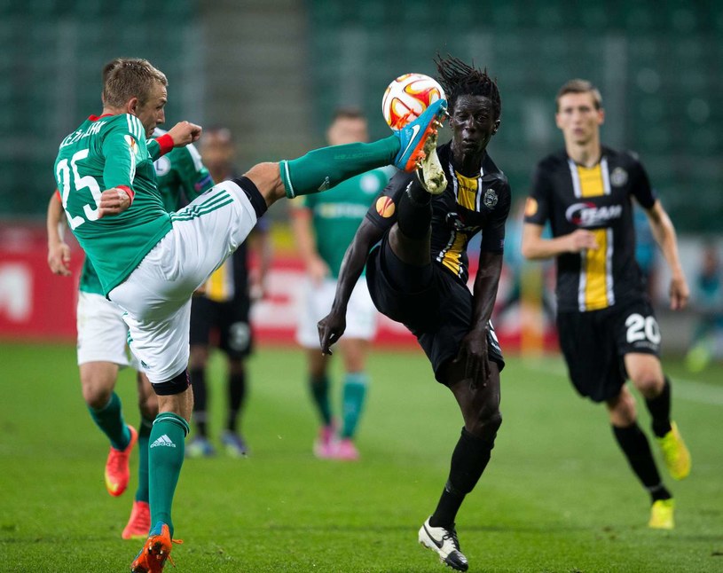 Jakub Rzeźniczak i Mbaye Leye podczas pierwszego meczu Legii z Lokeren /AFP