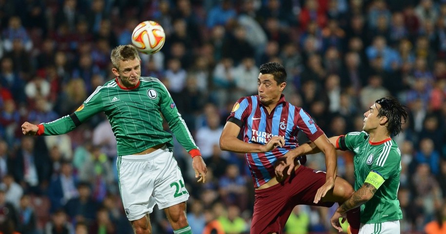 Jakub Rzeźniczak walczy o piłkę /STR /PAP/EPA