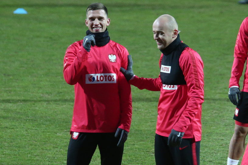 Jakub Świerczok (z lewej) i Michał Pazdan (z prawej) podczas treningu reprezentacji /fot. Paweł Relikowski/Polska Press /East News