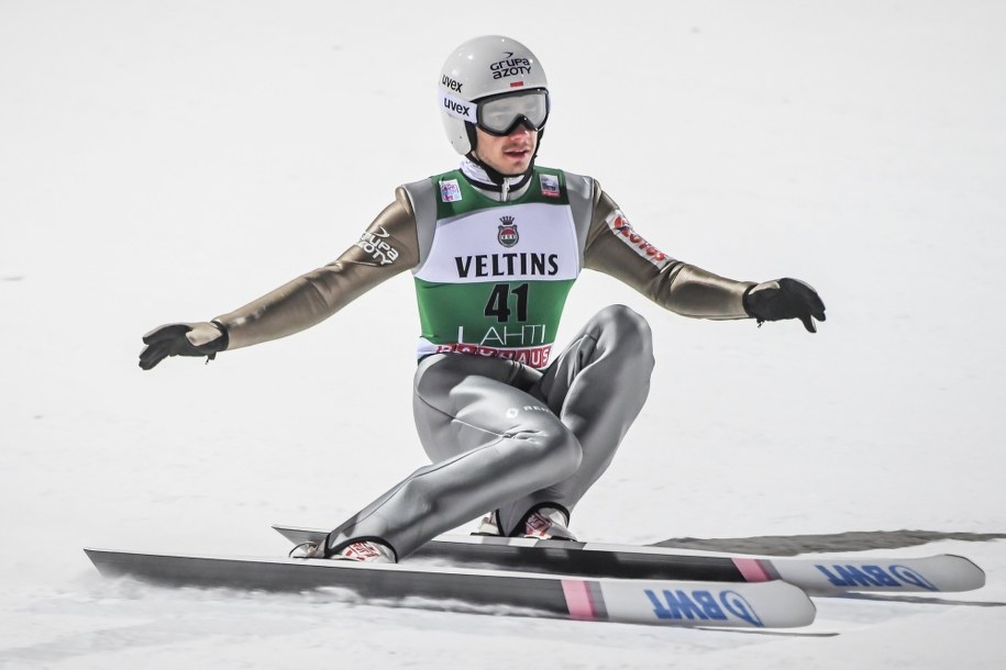 Jakub Wolny podczas kwalifikacji do niedzielnego konkursu PŚ w Lahti /Kimmo Brandt /PAP/EPA