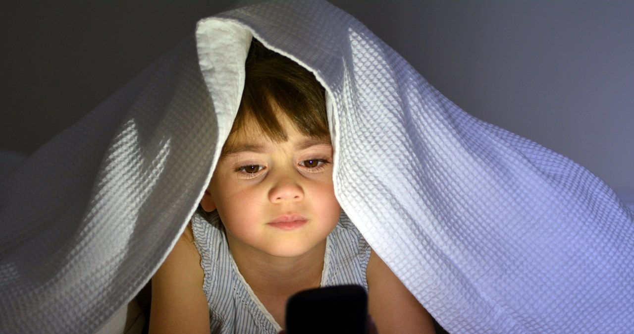 JAMA Pedriatics zaleca "ostrożność" w przypadku dzieci korzystających z ekranów /123RF/PICSEL