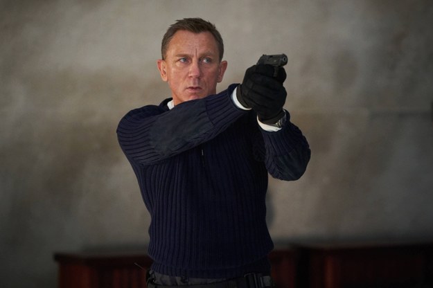 James Bond, czyli - po raz ostatni w tej roli - Daniel Craig, w scenie z najnowszego obrazu serii: "Nie czas umierać" /Nicole Dove / MGM / The Hollywood Archive /PAP/Photoshot