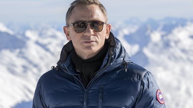 James Bond nie tylko zdobywa się na szczyty brawury, ale też jest dobroczyńcą / fot. Jan Hetfleisch /Getty Images