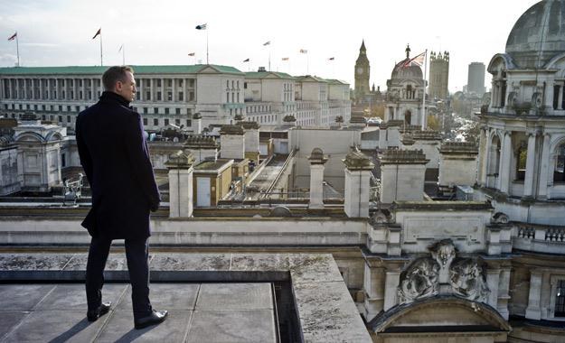 James Bond spogląda z dachu na panoramę Londynu /materiały dystrybutora