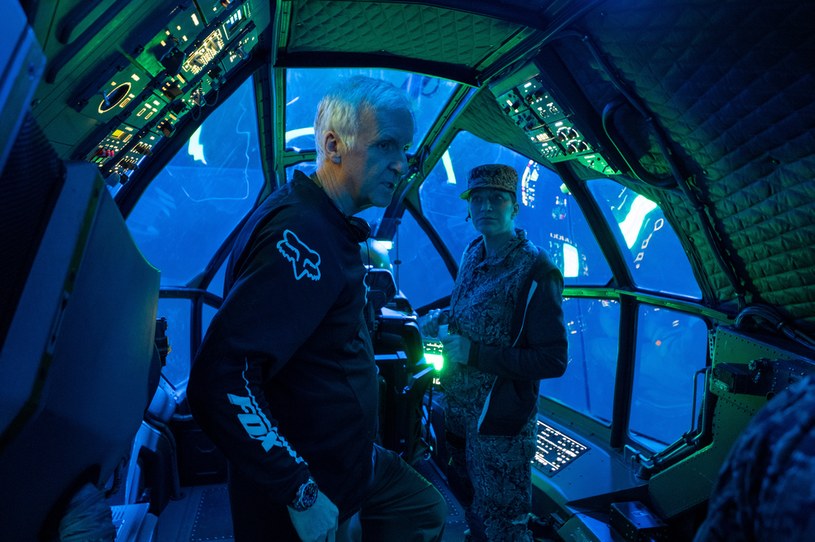 James Cameron i Edie Falco na planie filmu "Avatar: Istota wody" /Image Capital Pictures / Film Stills /Agencja FORUM
