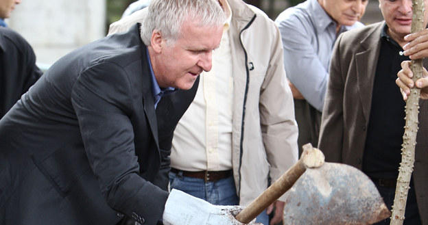 James Cameron sadzi drzewa w Sao Paulo /AFP