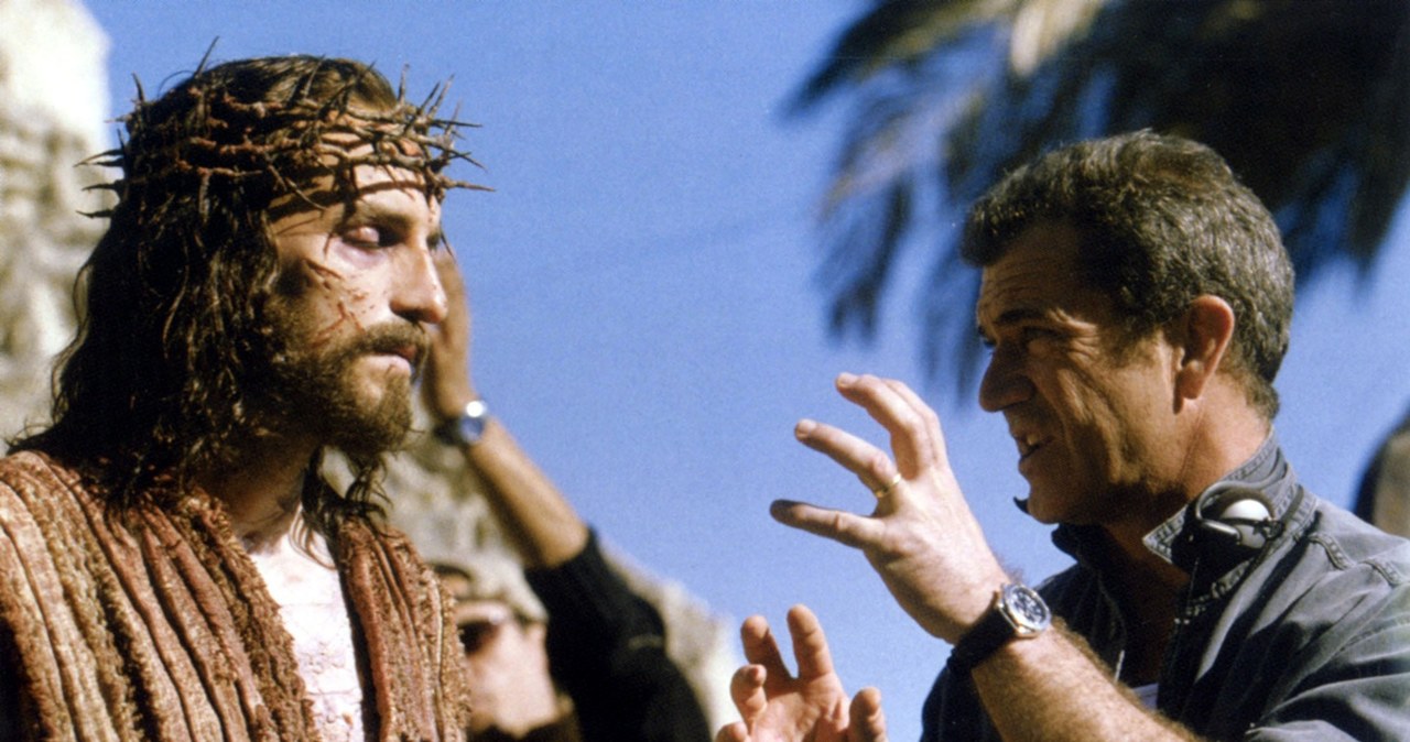 James Caviezel (Jezus) i Mel Gibson na planie "Pasji" /LONDON FEATURE /East News