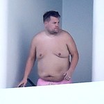 James Corden na wakacjach. Tak wygląda bez koszulki