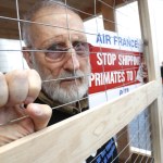 James Cromwell i jego nietypowy protest. Dlaczego przykleił dłoń do lady w Starbucks?