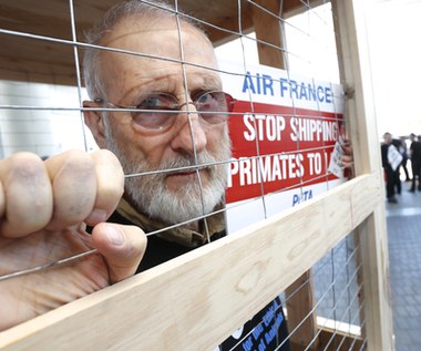 James Cromwell i jego nietypowy protest. Dlaczego przykleił dłoń do lady w Starbucks?