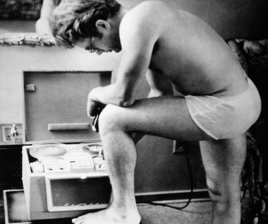 James Dean do dziś pozostaje ikoną popkultury. Wspomina się go w utworach muzycznych i filmach. O Deanie śpiewali m.in. The Eagles, Goo Goo Dolls, Madonna, Lady Gaga oraz polski zespół Partia w piosence "Chciałbym umrzeć jak James Dean".
 