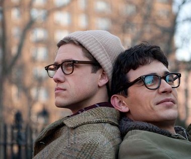 James Franco (P) i Jon Hamm (L) w filmie "Skowyt".