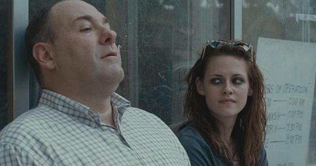 James Gandolfini i Kirsten Stewart w scenie z filmu "Witamy u Rileyów" /materiały prasowe