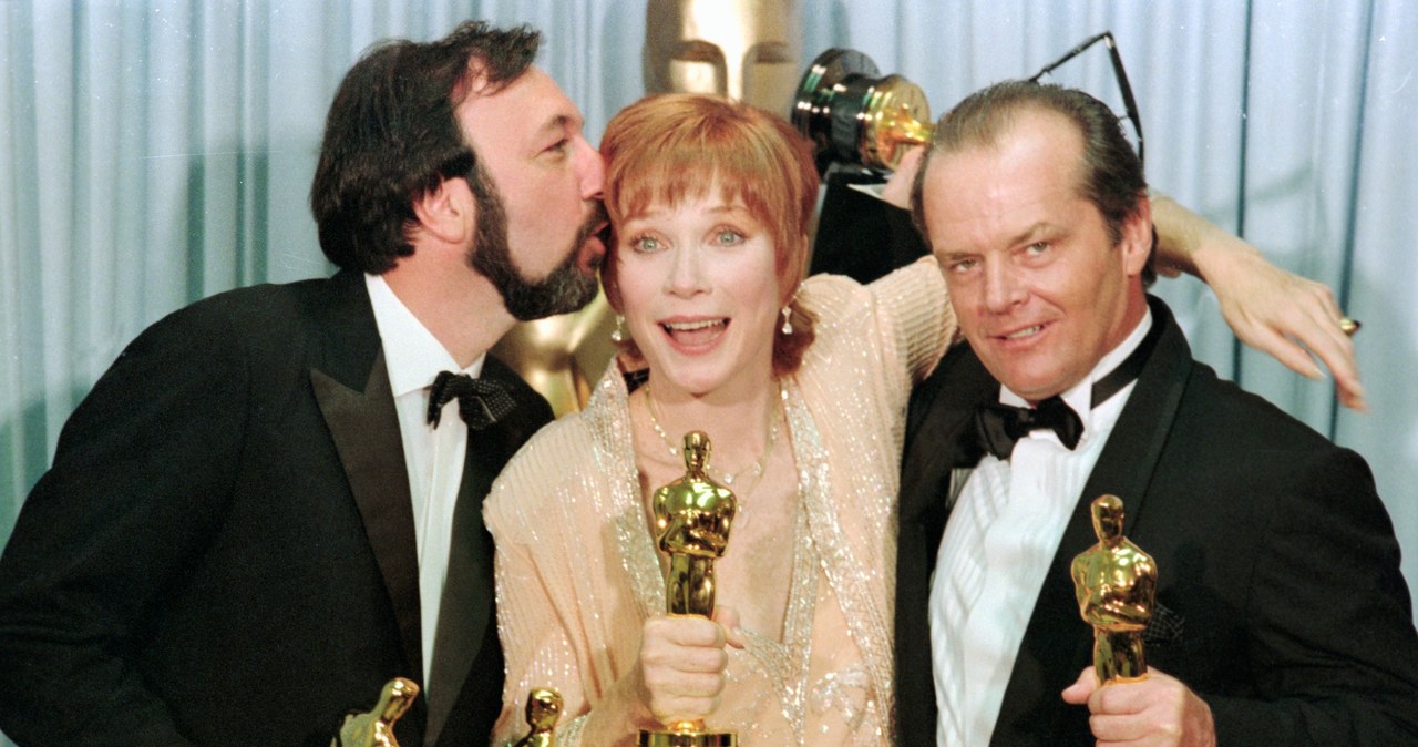 James L. Brooks, Shirley MacLaine i Jack Nicholson podczas gali rozdania Oscarów w 1984 roku /Bettmann / Contributor /Getty Images