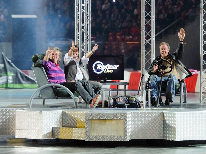 James May, Richard Hammond i Jeremy Clarkson na jeżdżącej scenie - tak zaczyna się wielkie show! /East News