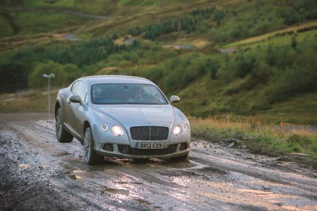 Top Gear. Szalone testy James May (w kółku z lewej) zleci przejechanie najgorszych wertepów ekipie rajdowej Krisa Meeke (w kółku w środku). /Mat. Prasowe