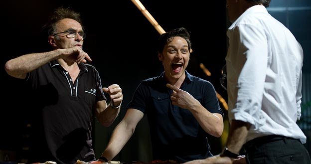 James McAvoy (C) i Danny Boyle (L) na planie "Transu" /materiały prasowe