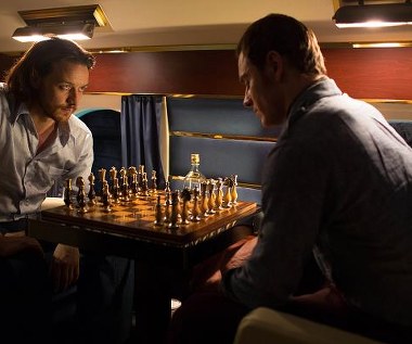James McAvoy i Michael Fassbender w scenie z filmu "X-Men: Przeszłość, która nadejdzie"