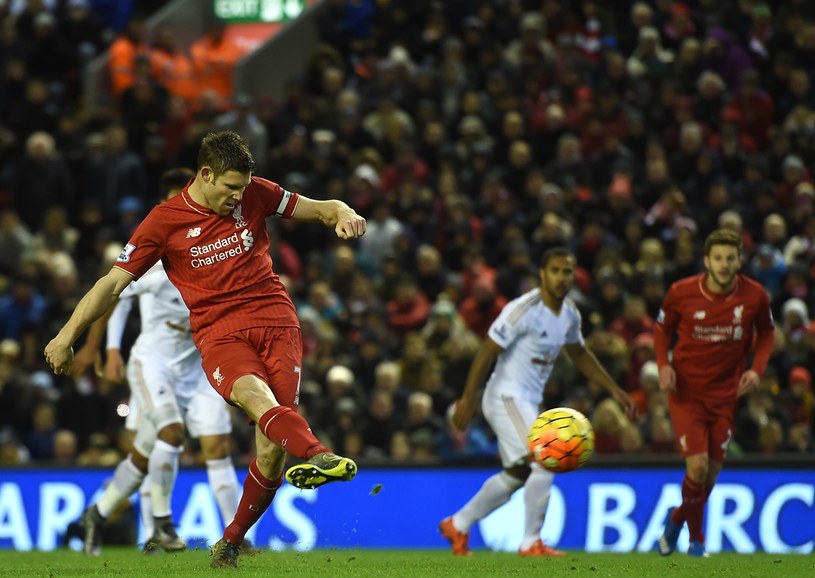James Milner strzela gola dla Liverpoolu z rzutu karnego /AFP