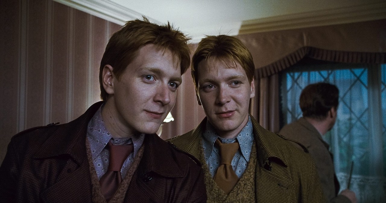 JAMES PHELPS jako Fred Weasley i OLIVER PHELPS jako George Weasley /Warner Bros / Topfoto / Forum /Agencja FORUM