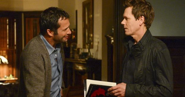 James Purefoy (Joe Carroll) i Kevin Bacon (Ryan Hardy) w scenie z serialu "The Following" /materiały prasowe