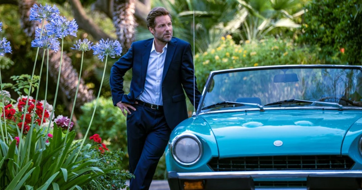 Jamie Bamber jako Harry King w serialu "Cannes Confidential" /Viaplay