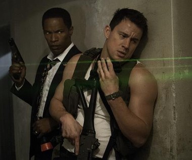 Jamie Foxx i Channing Tatum w scenie z filmu "Świat w płomieniach"