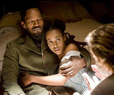 Jamie Foxx i Kerry Washington w scenie z filmu "Django"