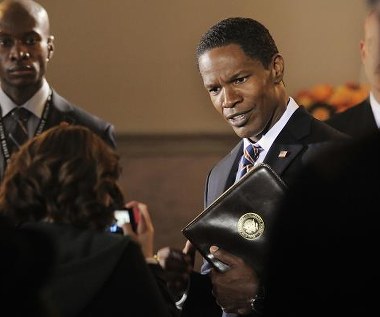Jamie Foxx w scenie z filmu "Świat w płomieniach"