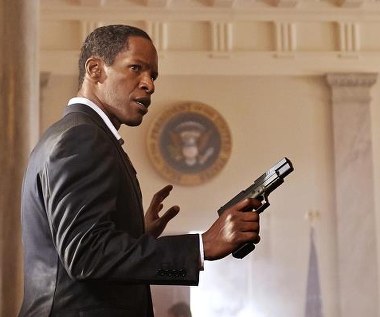 Jamie Foxx w scenie z filmu "Świat w płomieniach"