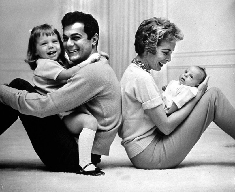 Jamie Lee Curtis (z prawej) ze sławnymi rodzicami i siostrą /GAB Archive/Redferns /Getty Images