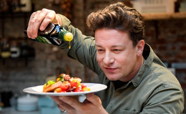 Jamie Oliver w akcji /Axel Heimken /PAP/EPA