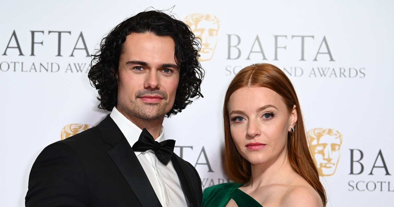 Jamie Roy (Brian) i Harriet Slater (Ellen): wcielą się w głównych bohaterów "Outlander: Blood of My Blood" /Euan Cherry /Getty Images