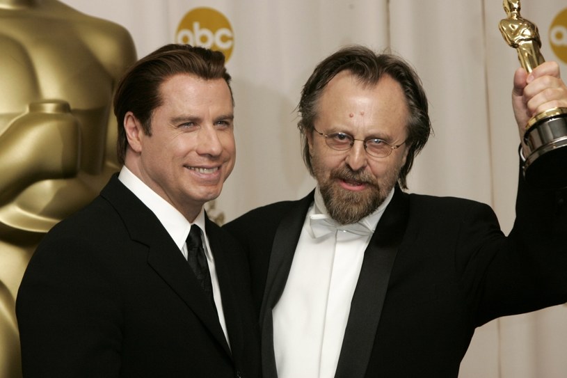 Jan A.P. Kaczmarek z Johnem Travoltą i Oscarem za muzykę do "Marzyciela" /Chris Polk/FilmMagic /Getty Images
