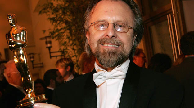 Jan A.P.Kaczmarek z Oscarem za muzykę do filmu "Marzyciel" - fot. Vince Bucci /Getty Images/Flash Press Media