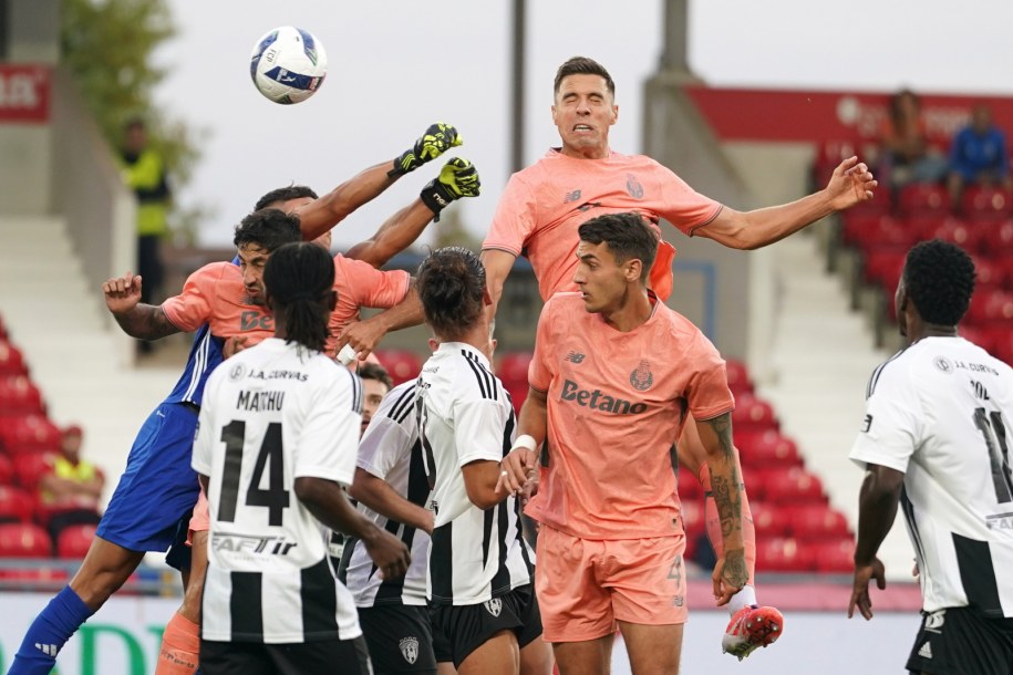 Jan Bednarek zdobywa bramkę głową dla FC Porto /HUGO DELGADO /PAP/EPA