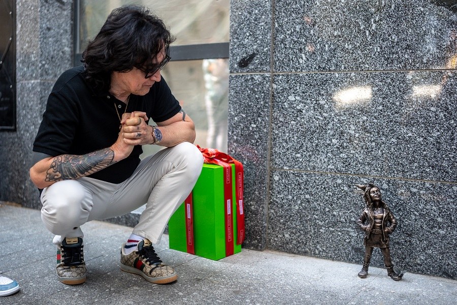 Jan Borysewicz z krasnalem o nazwie Mała Lady Pank. /Miasto Wrocław /