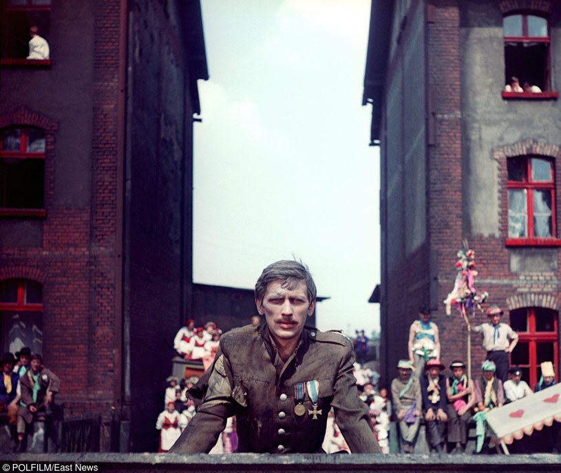 Jan Englert w scenie z filmu "Perła w koronie" /East News/POLFILM