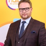 Jan Lubomirski walczy z etykietą odklejenia. Chwali się znajomością cen