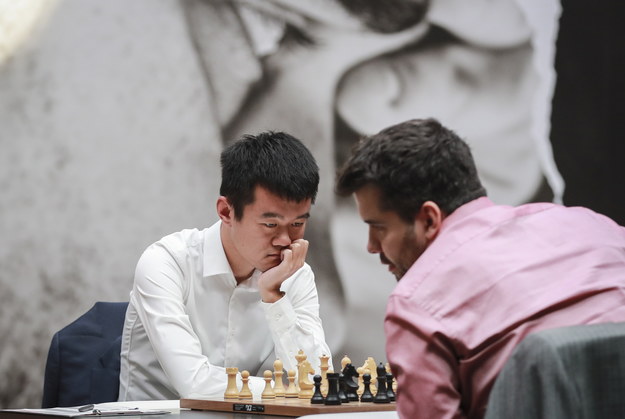 Jan Niepomniaszczij i Ding Liren w czasie szachowego pojedynku /RADMIR FAHRUTDINOV /PAP/EPA