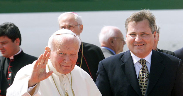 Jan Paweł II i Aleksander Kwaśniewski (zdjęcie z 1999 roku) /AFP