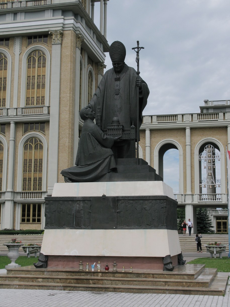 Jan Paweł II i ks. Makulski na pomniku w Licheniu (zdj. z 2012 r.) /Ireneusz Sobieszczuk /PAP