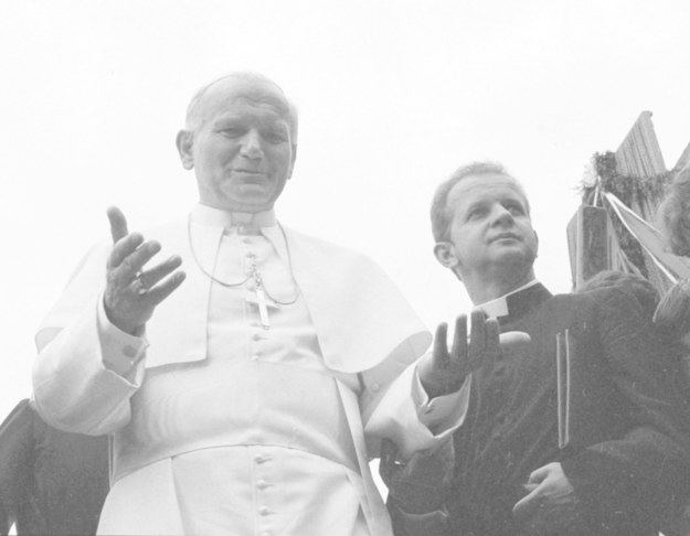 Jan Paweł II i ks. Stanisław Dziwisz na zdj. z 1979 roku /Teodor Walczak /PAP