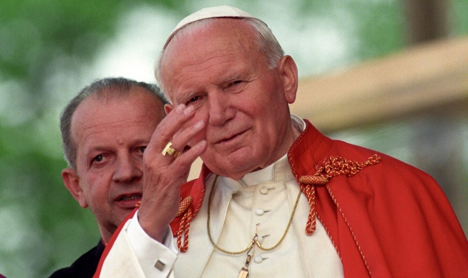 Jan Paweł II i ks. Stanisław Dziwisz na zdj. z 1995 r. wykonanym w Żywcu, w czasie V pielgrzymki papieża do Polski /Paweł Kopczyński /PAP