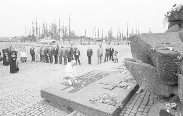 Jan Paweł II na terenie obozu podczas pierwszej pielgrzymki do Polski /CAF /PAP