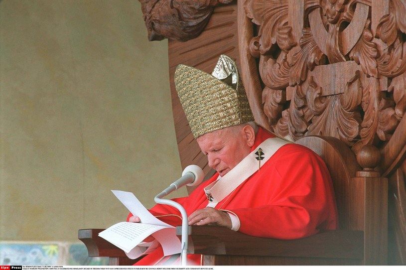 Jan Paweł II podczas jednej z pielgrzymek do Polski /Wojtek Laski /East News