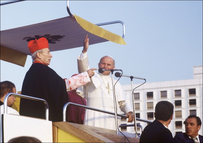Jan Paweł II podczas pielgrzymki do Polski w 1979 roku /AFP